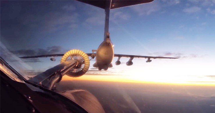 На видео Ту-160 сближается с заправщиком Ил-78. 