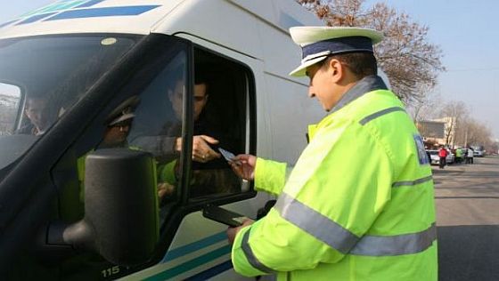 Vezi aici imaginile in care politistul este surprins cum ia mita.