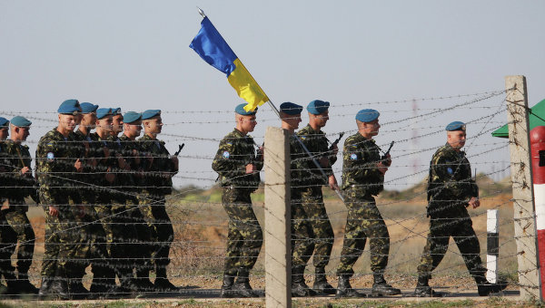 Натовцы ездят на учебу на машинах. Украинские солдаты ходят пешком, а это более десяти километров.