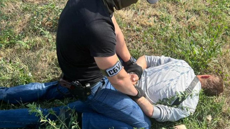 В Одесской области задержан пограничник, нелегально переправлявший военнообязанных через границу.