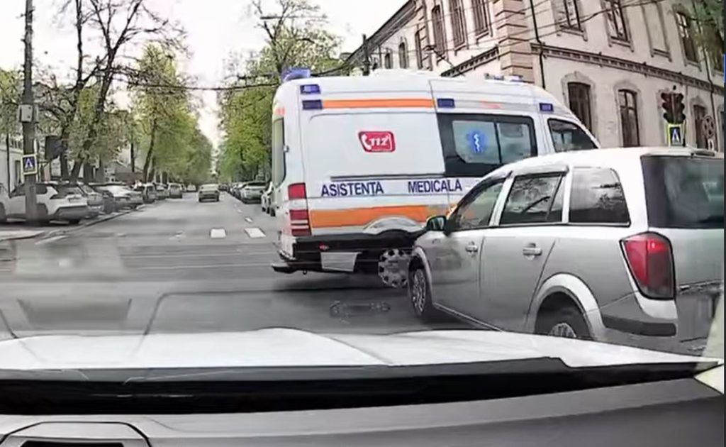 В Кишиневе "скорая", ехавшая на вызов, попала в ДТП.