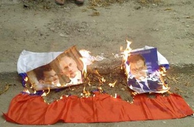Протестующие сожгли  российский флаг, а также фотографии президента и премьер-министра РФ, фото с сайта donbass.ua