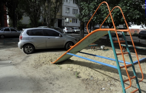 За парковку в неположенных местах водителей продолжают штрафовать - на 200 леев и 2 штрафных пункта.