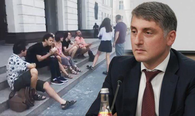 Активисты OccupyGuguţă потребовали отставки Эдуарда Харунджена.