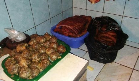Peste jumătate de tonă de mezeluri, păstrate în condiţii insalubre în raionul Floreşti. 