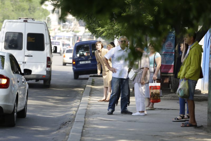 Форину Фусу сфотографировали на остановке общественного транспорта.