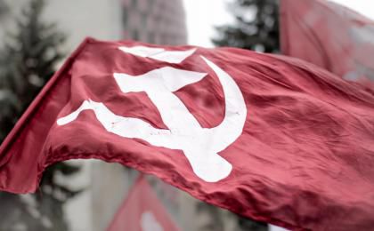 Согласно утвержденному постановлению, использование серпа и молота больше не будет облагаться штрафом.  Фото: puls.md