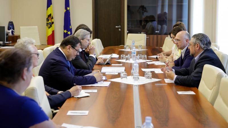 Председатель парламентской фракции Демократической партии Павел Филип встретился вчера с Йоханнесом Ханом.