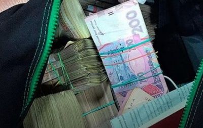В Киеве у мужчины отобрали сумку с несколькими миллионами.