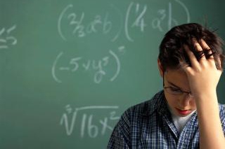 13-летний мальчик, учащийся в гимназии "Марин Сореску", обиделся на педагога, из-за которого вынужден повторно сдавать экзамены.