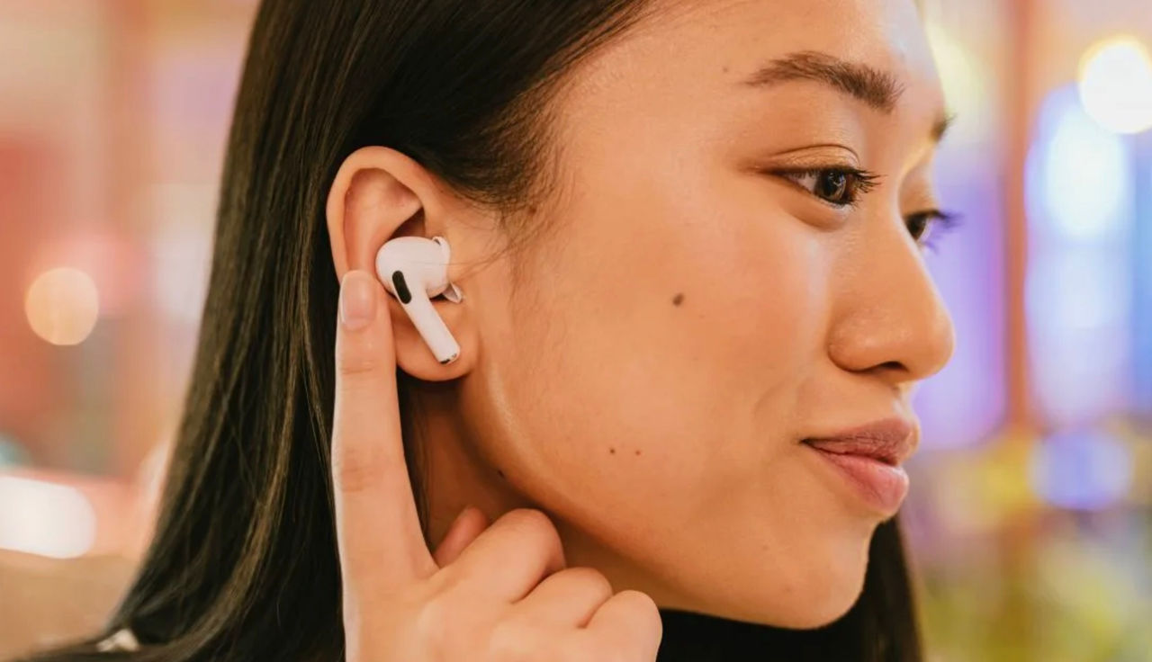 Apple vrea să învețe căștile AirPods să citească semnalele creierului uman.