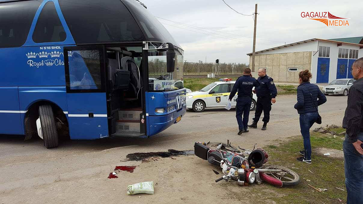 В Чадыр-Лунге автобус сбил мотоциклиста.