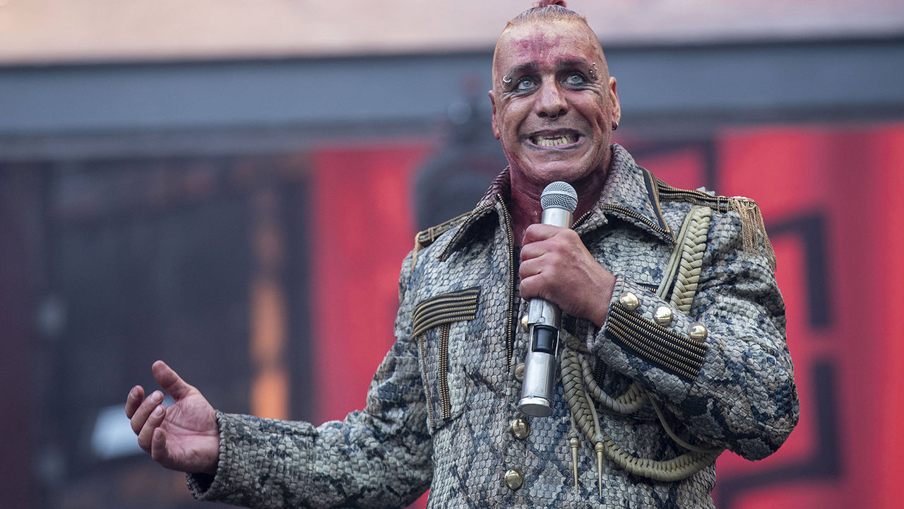 К солисту Rammstein, который находится в России, пришли силовики.
