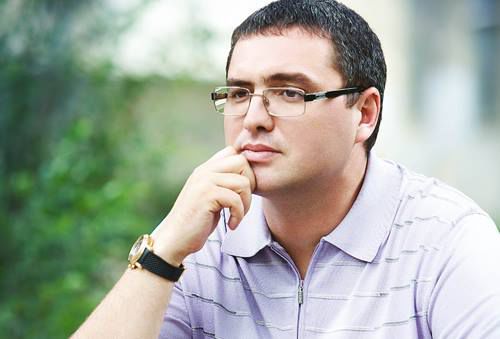 Tânărul politician își dă bine seama că în orice țară, pentru comportamentul său ar sta ani buni la pușcărie. De asta a trecut din nou la amenințări că va distruge „hotelul Nobil”.