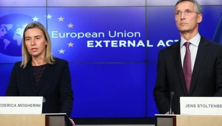 Înalta reprezentantă pentru politică externă a UE şi secretarul general al NATO, ambii abia învestiţi în funcţii, intenţionează să ignore „alegerile” separatiştilor din estul Ucrainei.