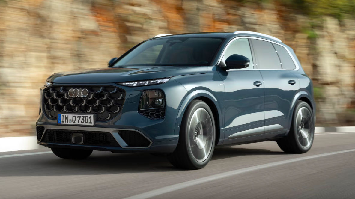 Компания Audi рассекретила обновленный кроссовер Q7.