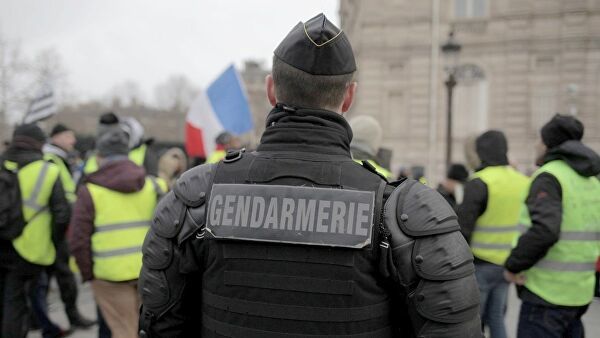 Париж наготове перед большими протестами: мобилизуют тысячи полицейских.