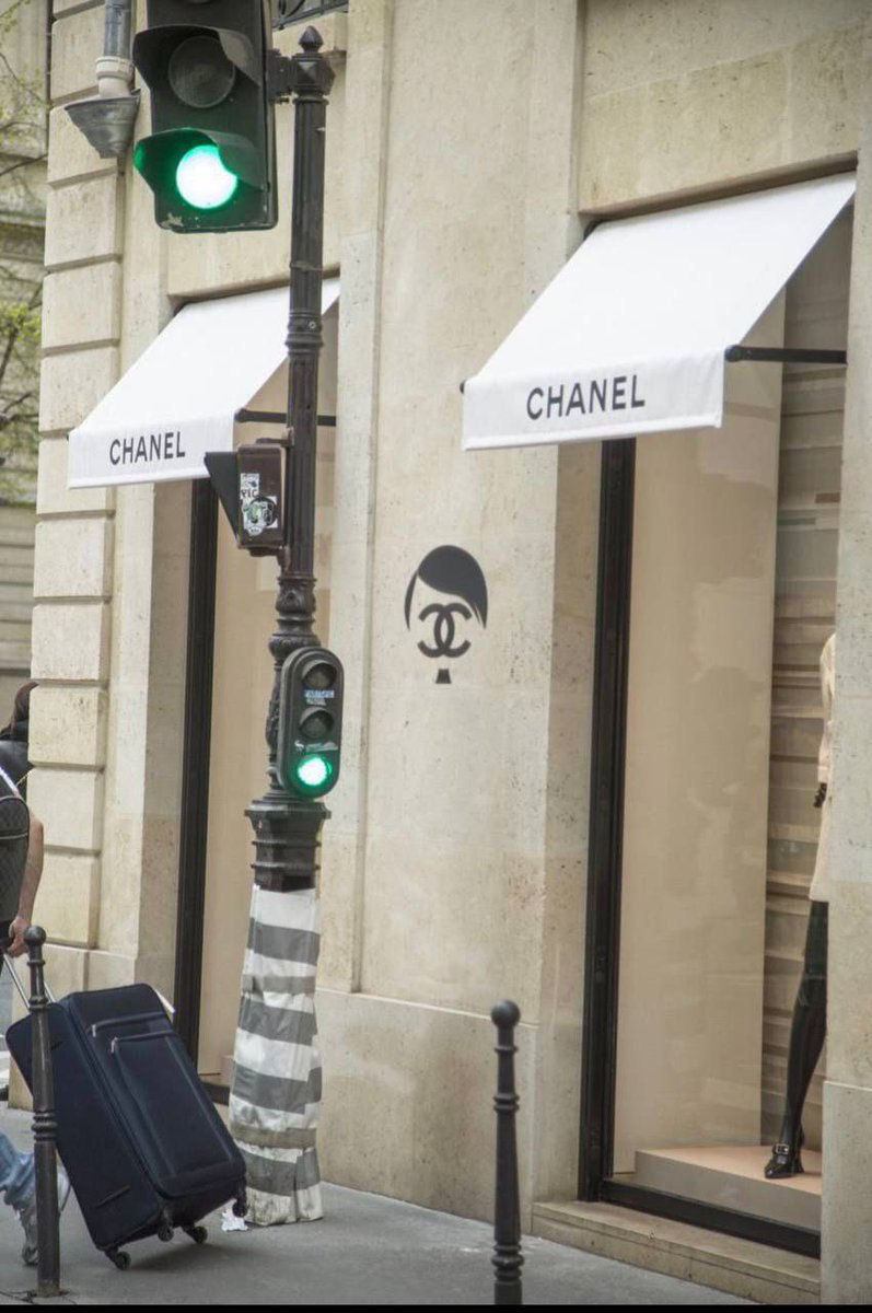 В Париже на магазинах Chanel появились изображения Гитлера.