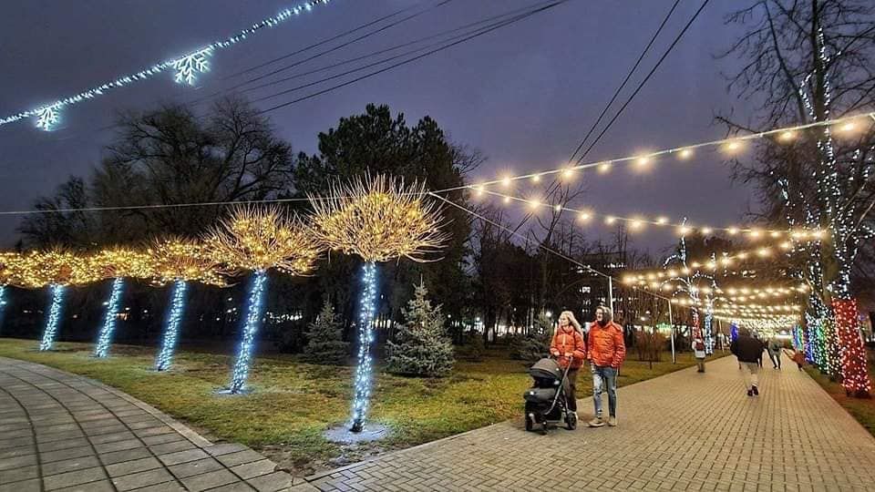 Подготовка к новогодним праздникам в Кишиневе продолжается. 