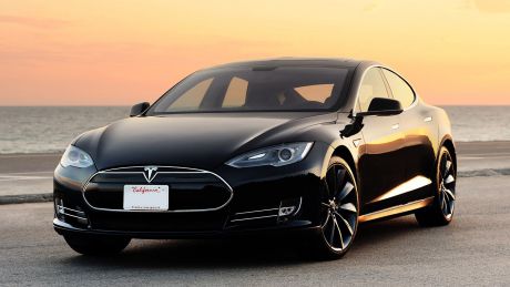 Автопилота седана Tesla подозревают в гибели водителя.