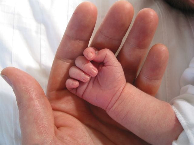 Și-a lăsat copilul la maternitate, iar acum nu-l mai poate lua înapoi. Foto: trilulilu.ro