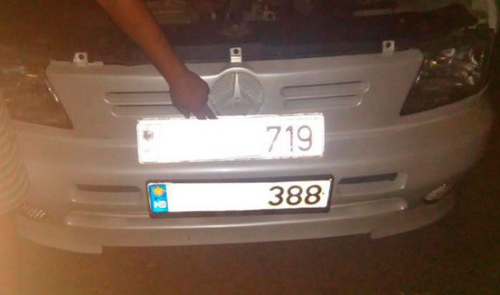 S-a pornit la mare cu mașina vecinului, dar și-a instalat plăcuța de înmatriculare proprie. Foto: border.gov.md