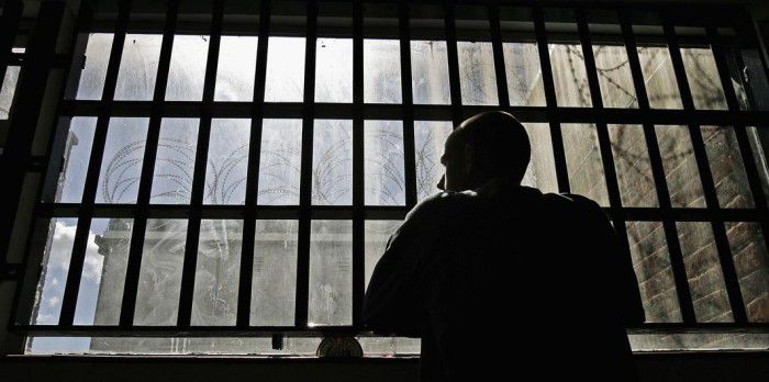 Grija de mamă: I-a adus fiului condamnat droguri în plapumă. Foto simbol: Barabat