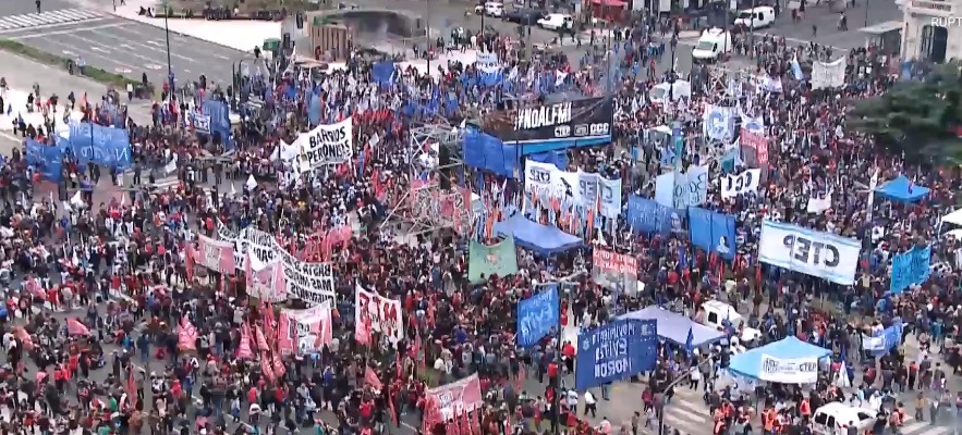 Тысячи людей вышли на протесты в Аргентине.