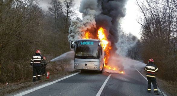 Un autocar cu 43 de elevi şi patru profesori a luat foc din mers
