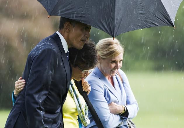 Barack Obama le-a primit sub umbrela sa și le-a condus până la intrarea în Reședința de Stat.