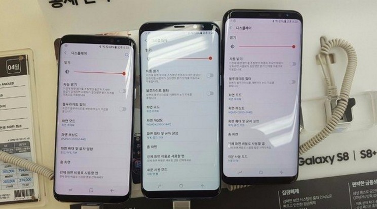 Samsung este prima companie care încorporează în telefoanele sale un ecran OLED ”Deep Red”. 