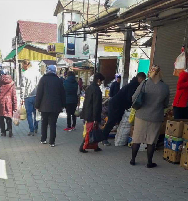 В Комрате во время карантина люди продолжают торговать на улицах. 