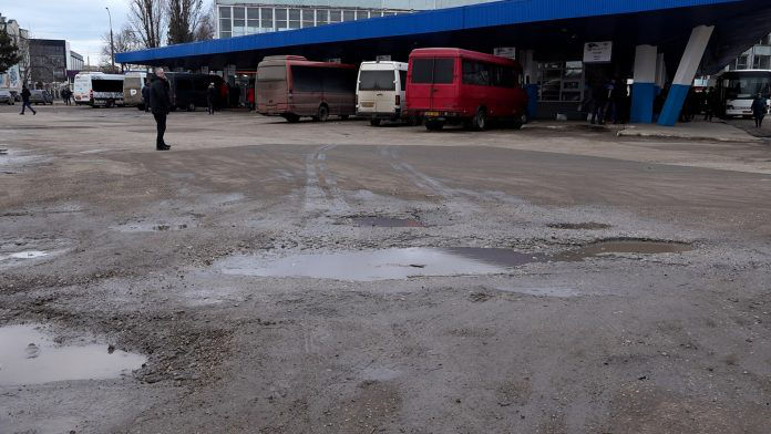 Водители и пассажиры возмущены состоянием автовокзала в Бельцах.