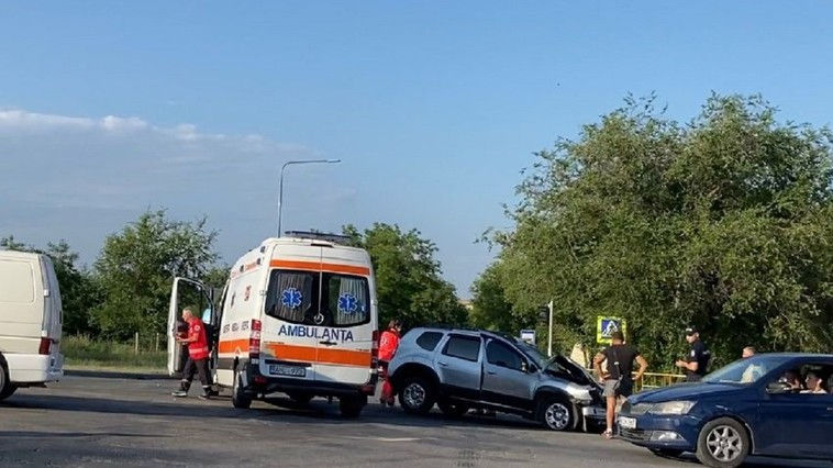 ДТП на Ботанике: столкнулись легковой автомобиль и микроавтобус.