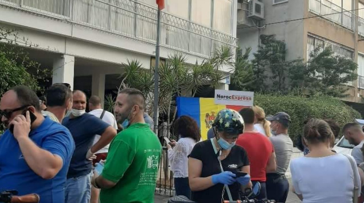 Сотни людей собрались перед избирательными участками в Тель-Авиве, Израиль.