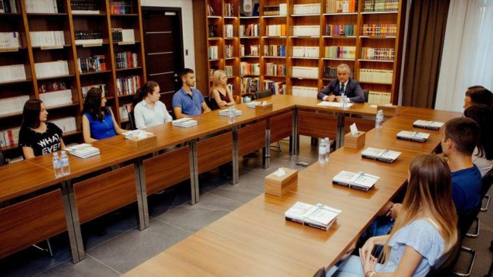 Десять выпускников лицея в Грозештах получили матпомощь от Влада Плахотнюка.
