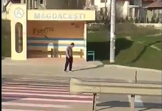Вышедший передать брынзу водитель вызвал недовольство у пассажиров автобуса.