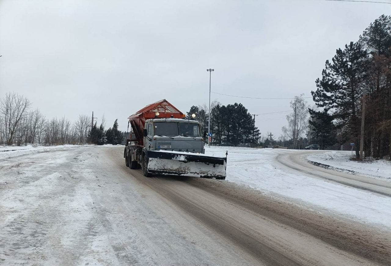 Drumarii au presărat peste 1.100 de tone de sare în ultimele 12 ore.