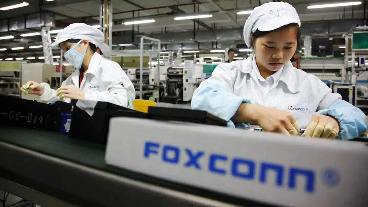Compania Foxconn, acuzată de încălcarea unor legi în producția de iPhone 17.