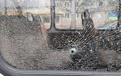Лобовое стекло из-за обстрела рассыпалось и вывалилось в салон троллейбуса. Фото: 112.ua