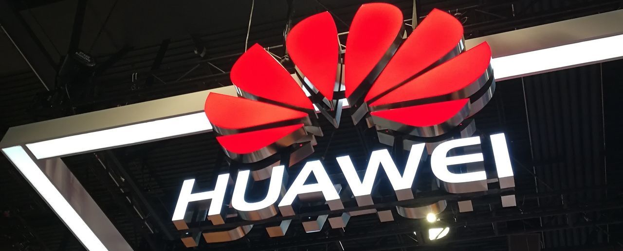 Американцам запретили инвестировать в Huawei и ещё в десятки китайских компаний.