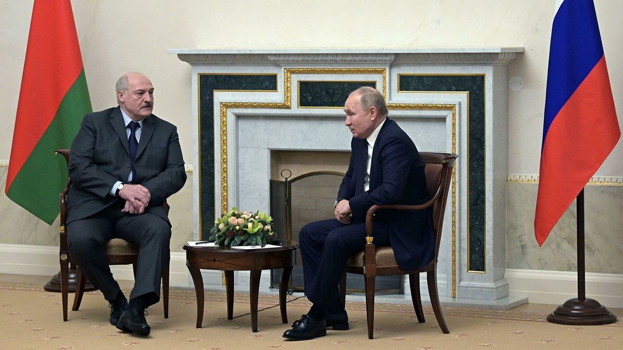 Лукашенко подарил Путину белорусские продукты и бокалы.