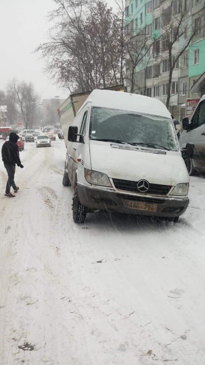 Микроавтобус угодил в ловушку на бульваре Дачия.