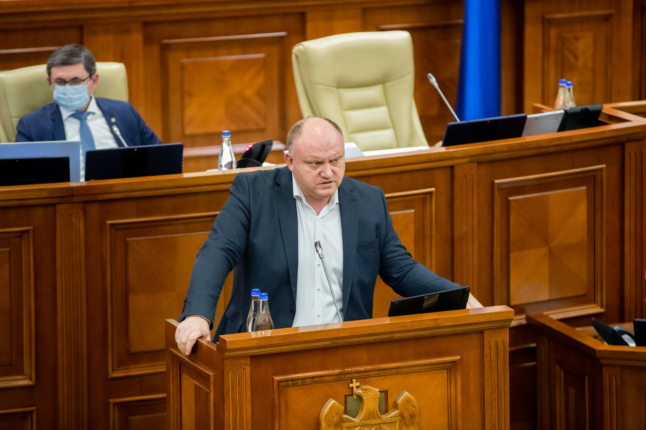 Депутат от Блока коммунистов и социалистов Василе Боля.