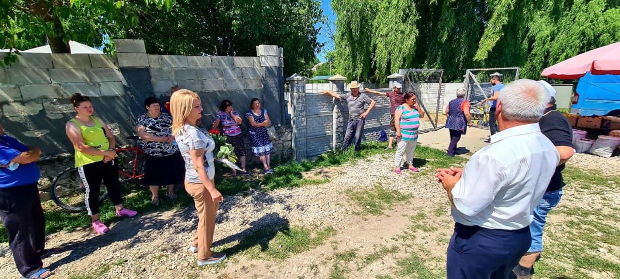 Люди в толпе начали кричать «воры», после чего встреча закончилась.