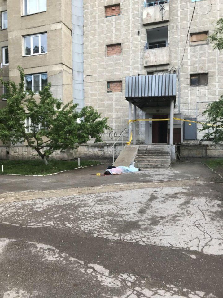 Инцидент случился сегодня, 13 мая. Из окна квартиры на 13 этаже выпрыгнул человек. 