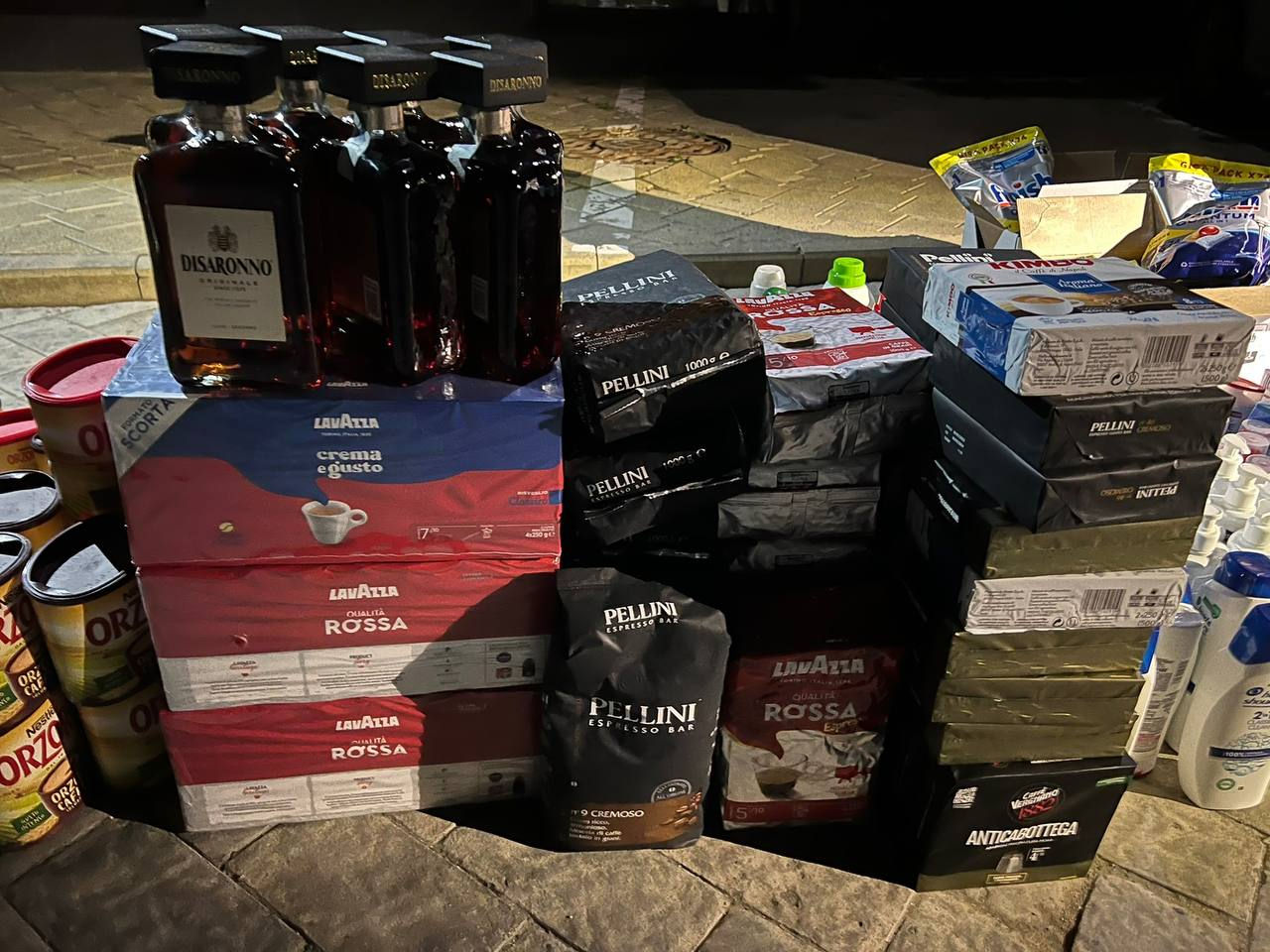 Таможенники обнаружили партию бытовых товаров и продуктов питания.