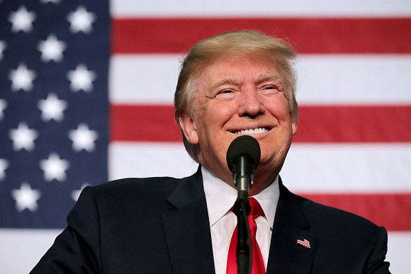Toți cei pe care Trump îi consideră prieteni sunt și cei care îi strecoară (aparent diplomatic) câteva lingușeli bine punctate, menite să mângăie egoul miliardarului.