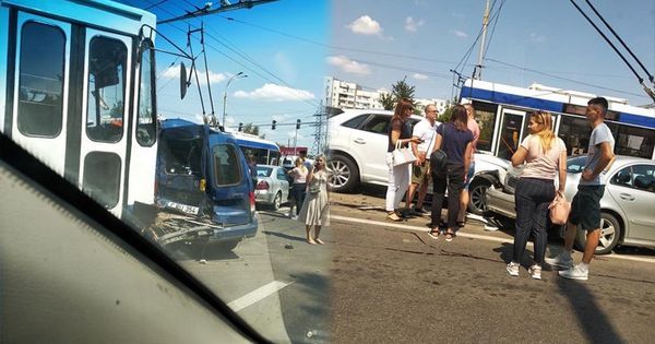 Авария с участием 3 машин и троллейбуса произошла у Ворот города.