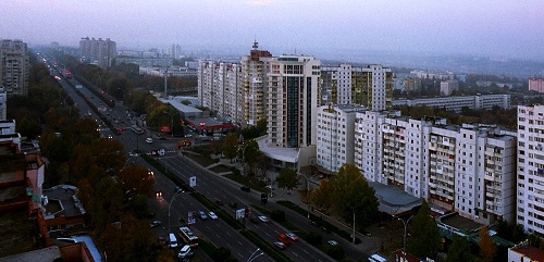 Жители Молдовы все меньше продают и покупают жилье, а цены на него постепенно снижаются.